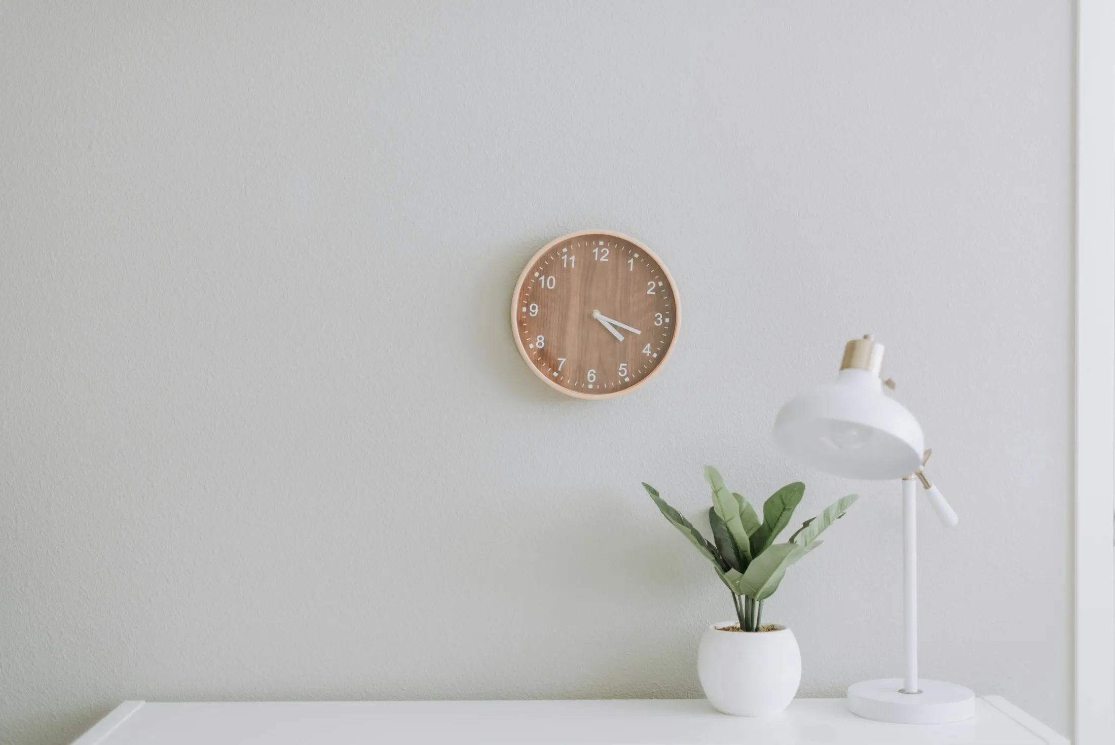 Clock, lamp and plant in a quiet interior